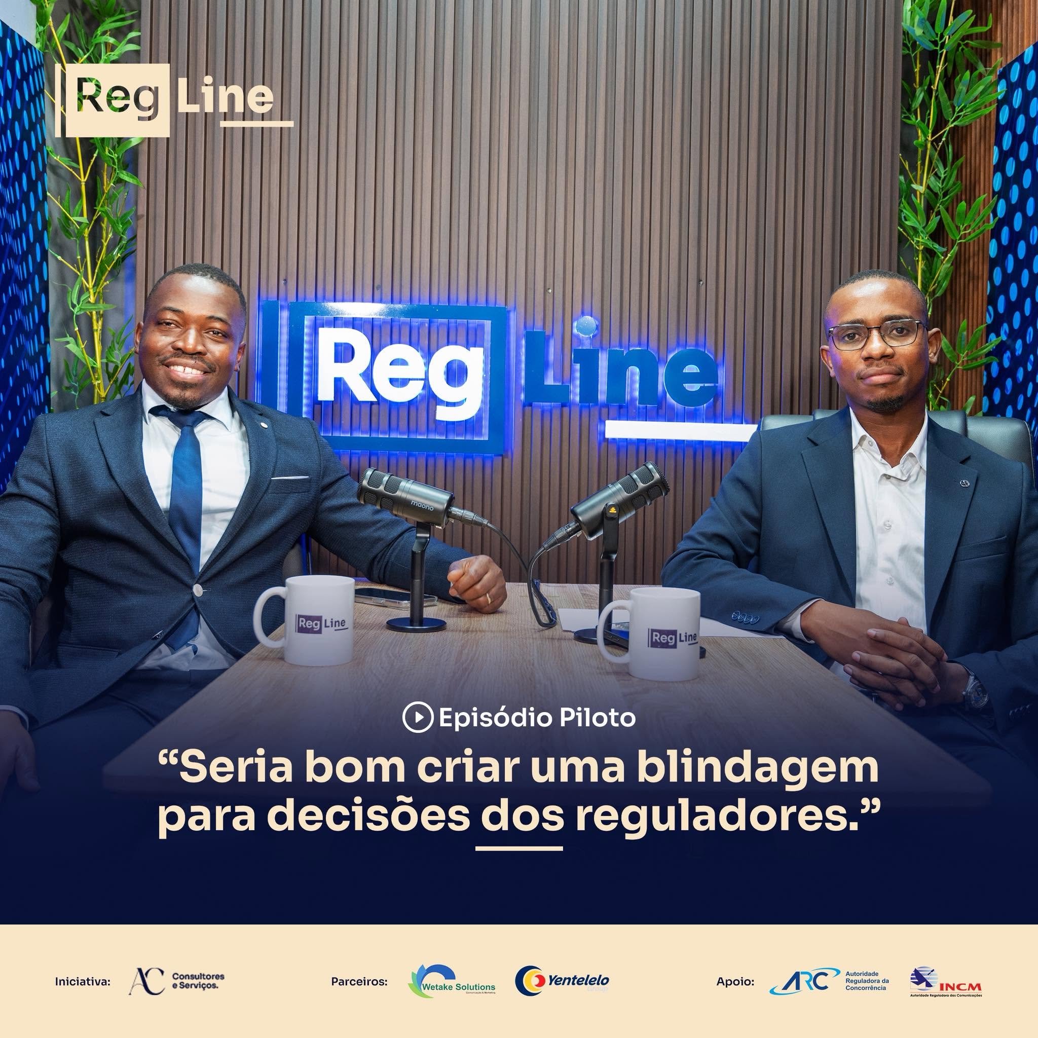 Apresentador do RegLine com convidado no episódio piloto, em estúdio